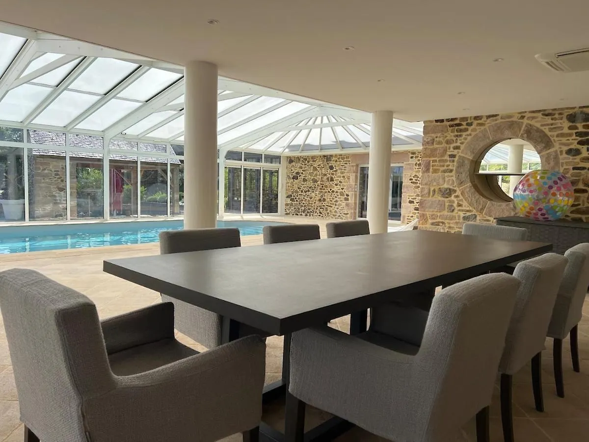Dom wakacyjny Grande Maison En Campagne Avec Piscine, 11 Voyageurs Hénansal